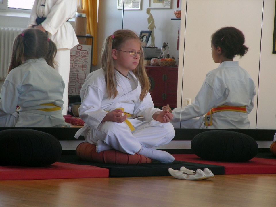 Konzentrationsübungen im Unterricht unseres Kinder Kung-Fu.