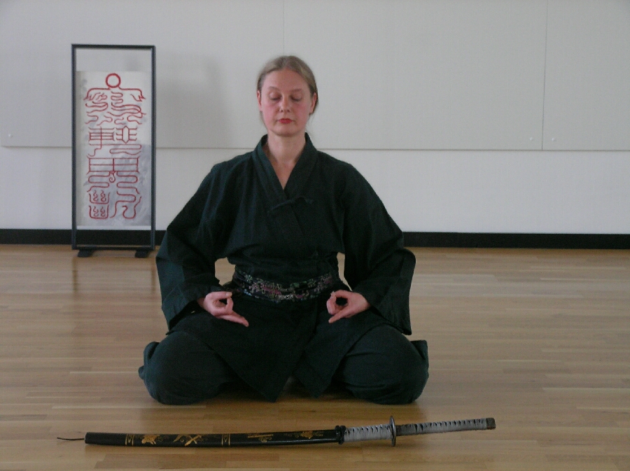 Tao-Chi Duisburg, Schwertkampf und Meditation im neuen Dojo. Zu den Photos im neuen Dojo. Danke f�r das Interesse.