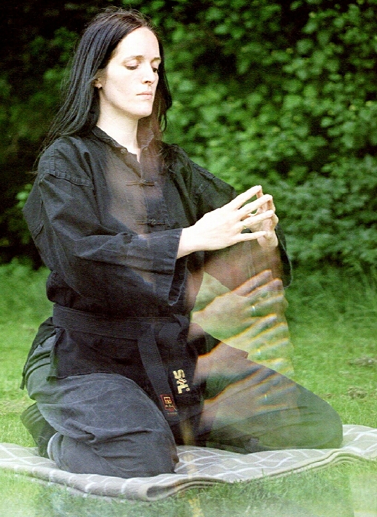 Susanne Hiekel und Bernd Gr�tz,  Ch'an-Mudras. Handgriffe zur F�rderung von Konzentration und Meditation. 