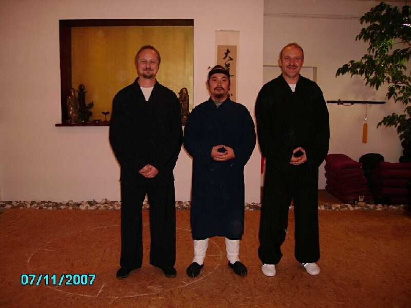 Archivator Bernd Grtz mit Wudang-Meister Tian Liyang und Jo Augustin November 2007 in der Wuguan Schule Mlheim