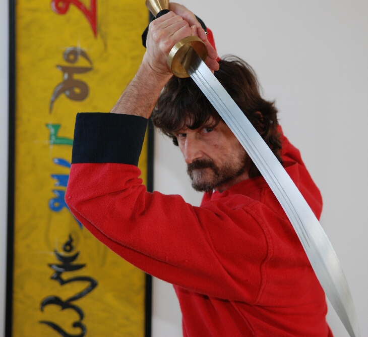 Meditation und Schwertkampfkünste - die Kultivierung von Körper, Geist und Innerer Kraft. Seminarangebote im Tao-Chi. Darn Dao, der Säbel. Auf dem Photo Heike A. Goppelt-Kuhl,