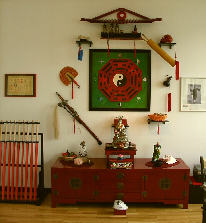 Hausschrein im Dojo des Tao-Chi. Text zur Symbolik