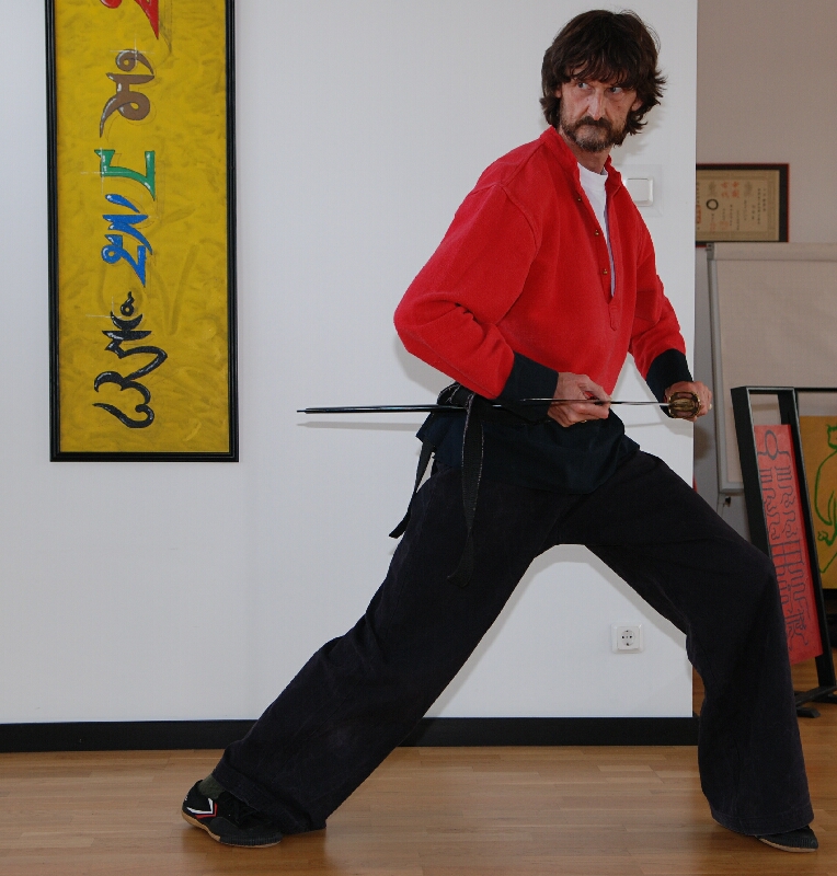 September 2009 - Tao-Chi Kursleiter Horst T. Kuhl - die Übung des Schwertziehens - 