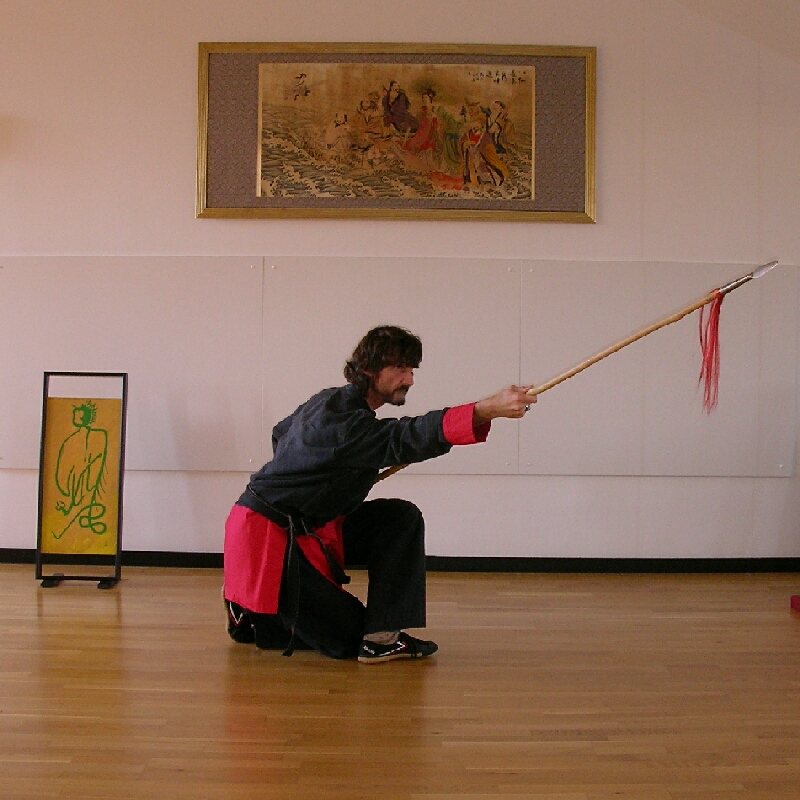 Kursleiter Horst T. Kuhl mit einem Speer, �bungen mit den Waffen im Dojo des Tao-Chi