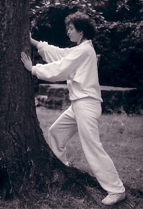 Duisburger Wald-Platz. Heike bei der �bung des Baum-Qi-Gong. mehr hierzu auf einem klaren Weg