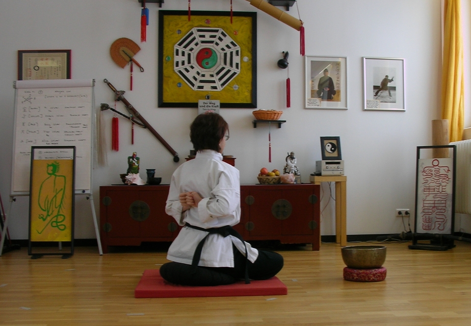 Tao-Chi-Kung . Kultivierungs-Ăśbungen aus dem Qigong. Chinesische Atemschule und Heilgymnastik, Energiearbeit und Meditation Die 24 Kalender-Ăśbungen der Meister vom Rad der Zeit