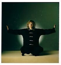 Erika zeigt eine �bung aus unseren Chi-Kung ( qi-gong, auch dao-yin genannt). Zu unserer Art-Galeria mit Klaus. Danke f�r Ihr Interesse an einem guten Weg