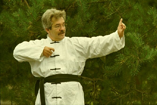 James zeigt �bungen aus der Energie-Arbeit Qi-Gong: den Bogen spannen. Mehr Bilder  leicht erlernbarer �bungen in unserer Qi-Gong-Bilder-Galeria