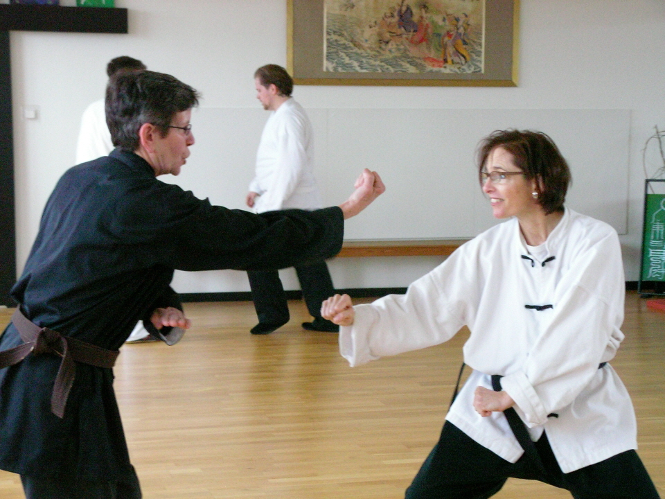 Kung-Fu-im-Drachenstil_Pockecks_Seminar-03-2012_Angelika-und-Heike-081-960