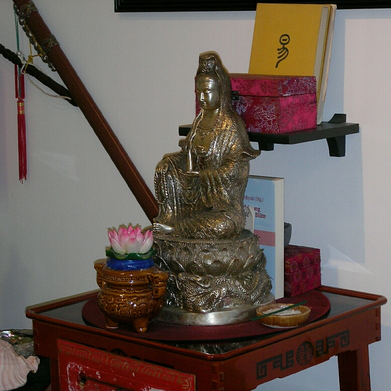 Kuan Yin - Figuren erwerben Sie bei Klaus Uwe. Tara Buchhandlung in der M�lheimer Altstadt.