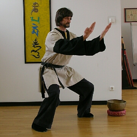 Zhang Zhuang Stehmeditations-Übungen aus dem Nei-Kung der Shaolin-Schule
