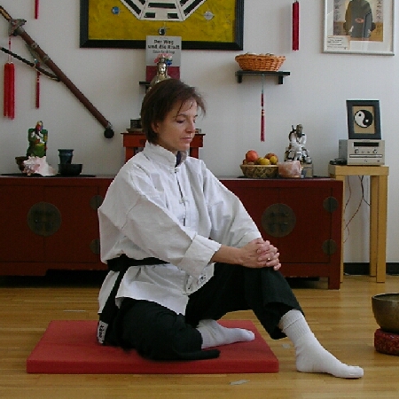 Tao-Chi Kung  Atem- und Bewegungs-Übungen im Einklang mit den Jahreszeiten, nach den Methoden der Kalender-Schule [links] und der Fünf-Elemente-Schule [rechts]