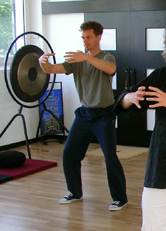 Stehpositionen aus dem Qigong, den Baum umfassen