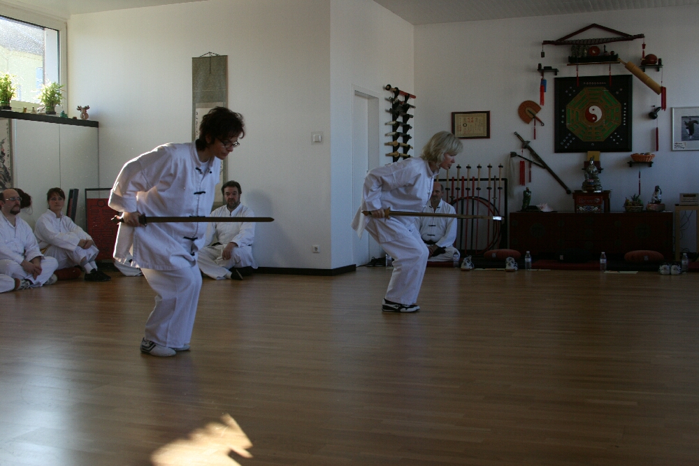 Heike & Petra Wudang-Xingjian Jahres-Prüfung im Tao-Chi Dezember 2007