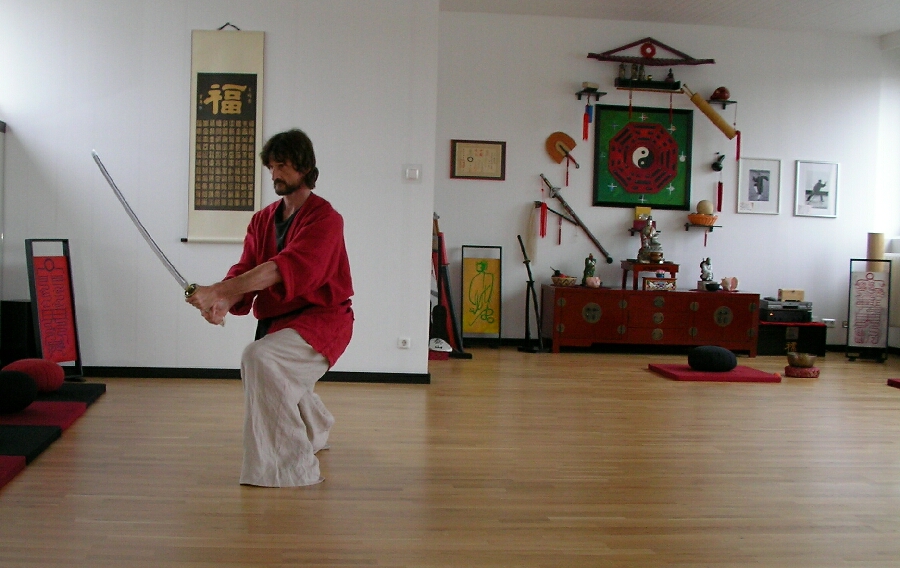 Schwertkampfkunst und Meditation im Dojo der Tao-Chi