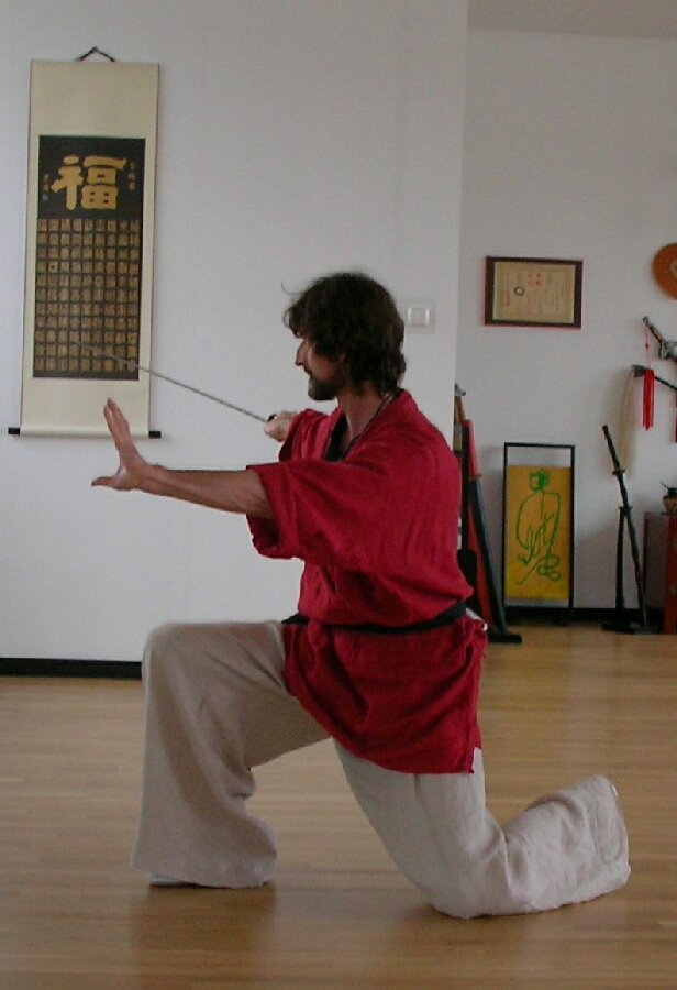 Kursleiter Horst T. Kuhl vom Tao-Chi Dojo Duisburg. Schwertkampfkunst und Meditation im Tao-Chi