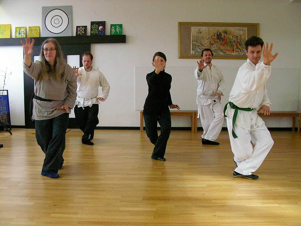 Tao-Chi monatsaktuell - Willkommen auf den Webseiten von www.tao-chi.info, Schule fr Kung-Fu und Tai-Chi, Qigong und Meditation. Seit 1988 der Treffpunkt fr Kampfkunst, Lebenspflege und Philosophie in Duisburg Neudorf