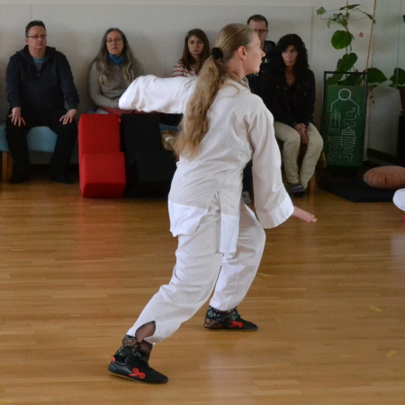 Anja_das-Drachentor-oeffnen_aus-dem-Tai-Chi-der-Shaolin-Schule-072-450