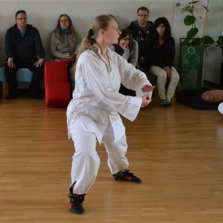 Anja_das-Drachentor-oeffnen_aus-dem-Tai-Chi-der-Shaolin-Schule-073-450