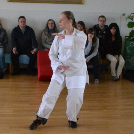 Anja_das-Drachentor-oeffnen_aus-dem-Tai-Chi-der-Shaolin-Schule-079-450