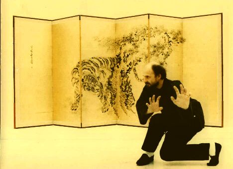 Thomas Blume vom Dojo Duisburg: Tigerstil gezeigt auf Schloß Hombroich: Zur SHAOLIN-ART-Galeria hier klicken und einen guten WEG