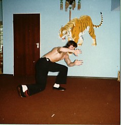 1977 Kursleiter Horst zeigte Tigerfiguren in der Kung-Fu Akademie Dr. Yao Duisburg