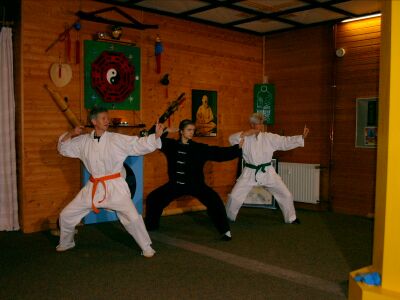 Friederike, Alex und Anne vom Dojo Duisburg. Die �bung des  qi-gong : den Bogen spannen...Unser Text zum Qi-Gong. Auf einem guten Weg ...