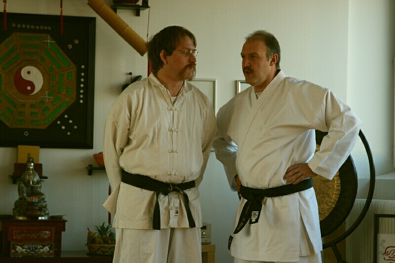 Archivator Bernd Grtz mit Volker Hiekel Dezember 2007 auf der Kung-Fu Jahresprfung im Dojo Duisburg