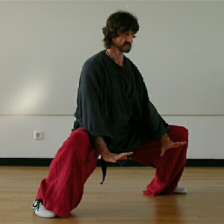 die 9 Himmel ausleuchten Position 2 - Shaolin Chi-Kung, aus Da-Mo's Klassiker der Muskel- und Sehnentransformation, I-Chin-Ching